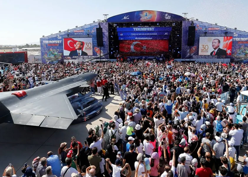 Festival sahnesi, LED ekranlar ve seyirciler — Teknofest
