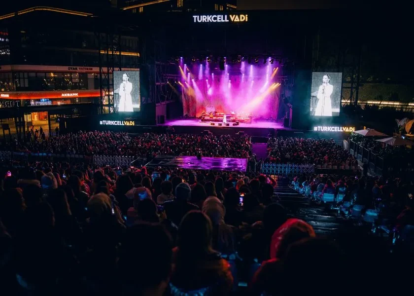 Konser sırasında sahne ışıkları ve yan LED ekranlar — Turkcell Vadi