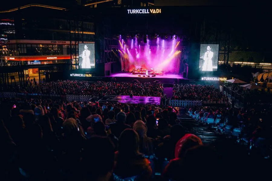 Konser sırasında sahne ışıkları ve yan LED ekranlar — Turkcell Vadi