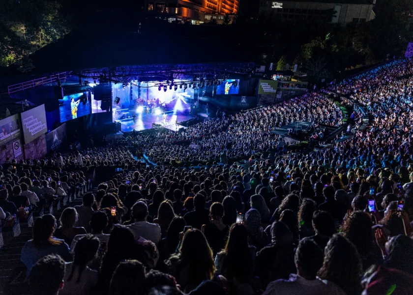 Konser sırasında sahne, LED ekranlar ve tribünler — Harbiye Açık Hava Sahnesi