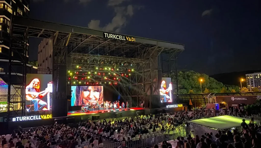Sahne çatısı, LED ekranlar ve seyirci alanı — Turkcell Vadi