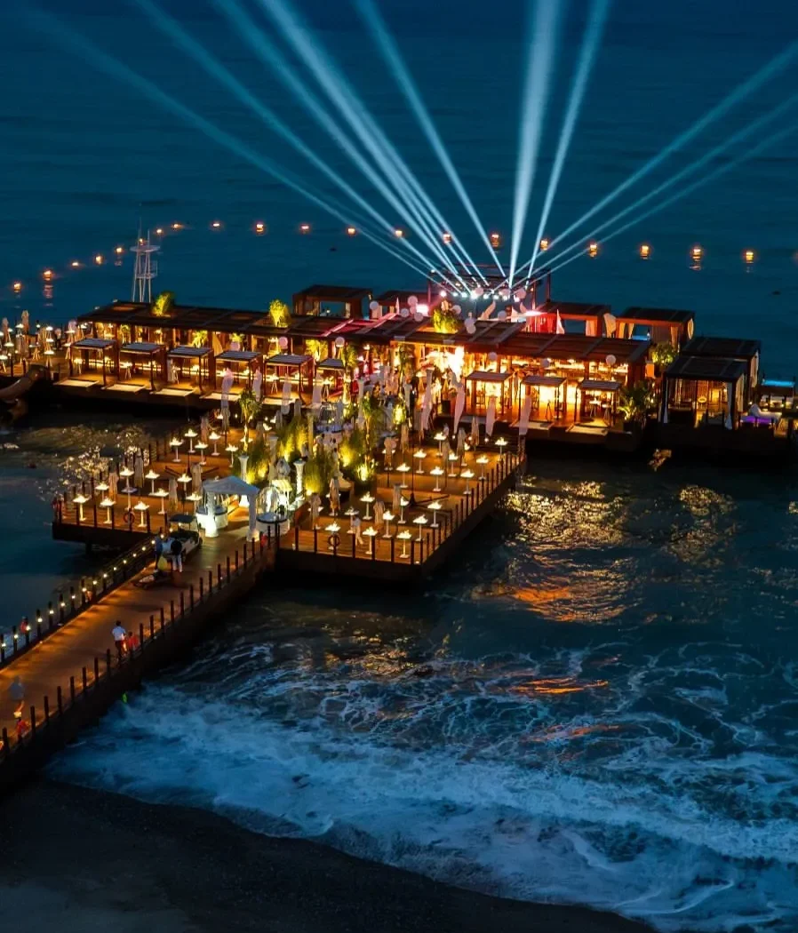 Işık efektleriyle aydınlatılmış iskele platformu — Gloria Resorts Hotel