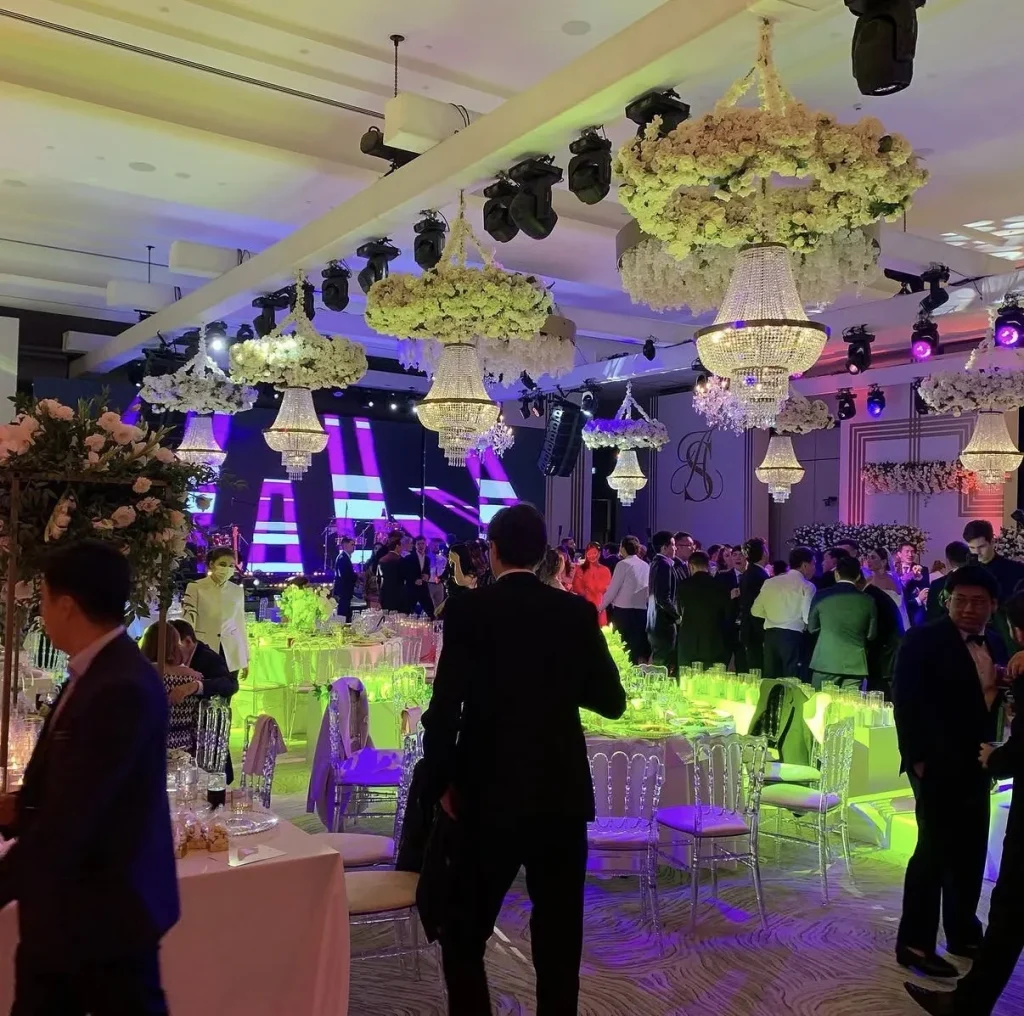 Avize altında LED duvar ve dans alanı — Mandarin Bodrum