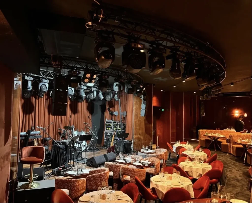 Sahne çevresinde ışık armatürleri ve salon — nuit blanche