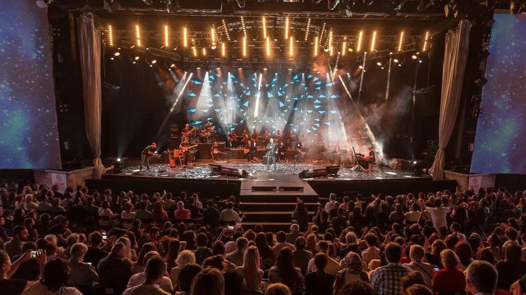 Sahne ışıkları altında konser — Harbiye Açık Hava Sahnesi