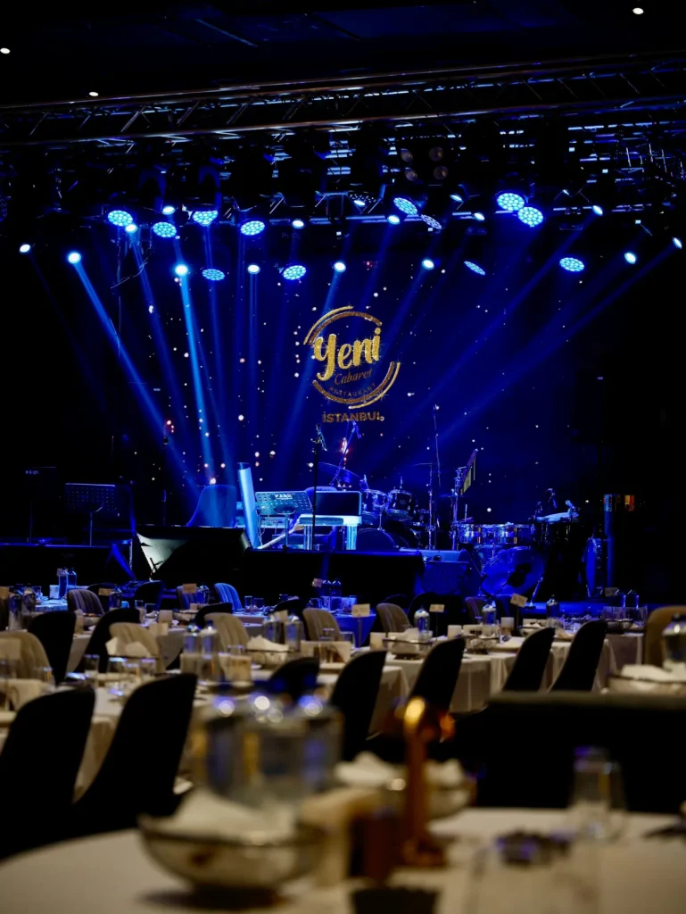Mavi ışıkla aydınlatılmış sahne ve salon — Yeni Gazino