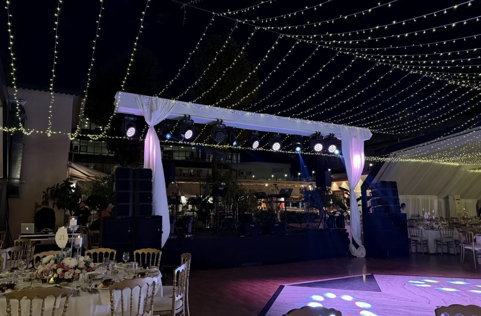 Işıklı tente altında düğün sahnesi — Büyük Kulüp Wedding