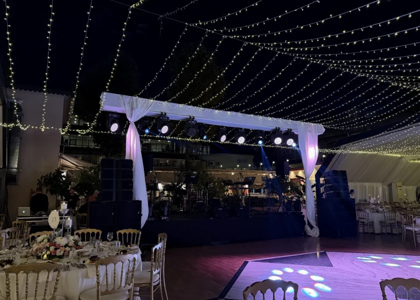 Işıklı tente altında düğün sahnesi — Büyük Kulüp Wedding