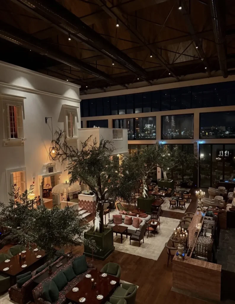 Akşam aydınlatmasıyla lounge alanı — Aliee Istanbul