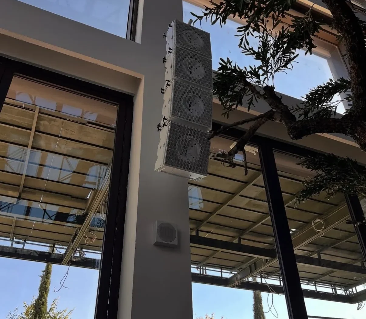 Pergola altına sabitlenmiş hoparlör, açık hava lounge alanı — Aliee Istanbul