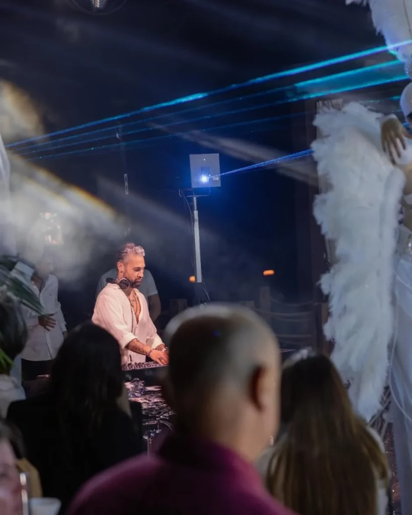 Sahne ışığı altında performans — Gloria Resorts Hotel