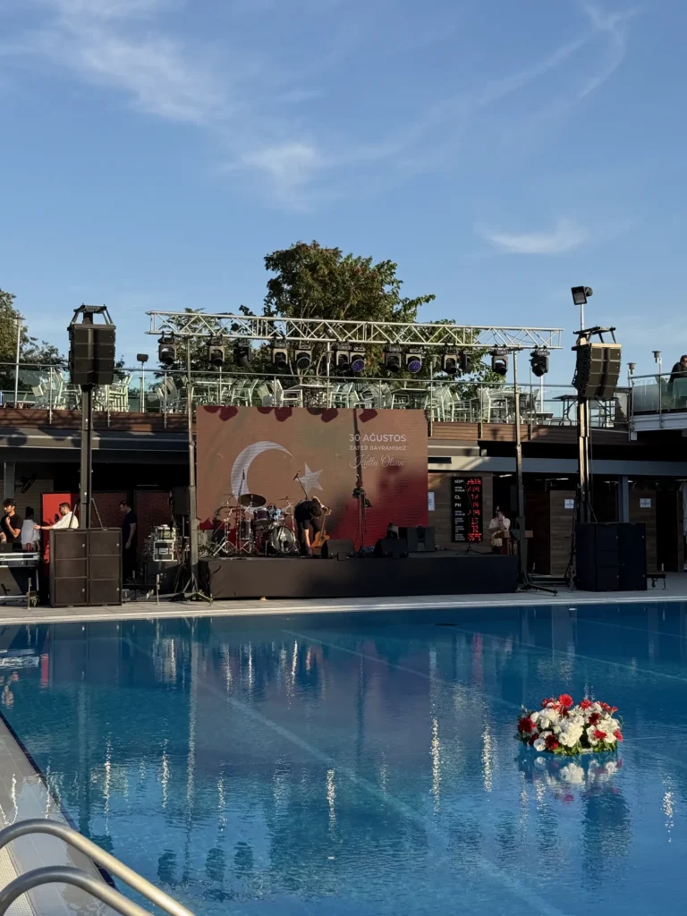 Etkinlik öncesi sahne ve hoparlör yerleşimi — Büyük Kulüp 30 Ağustos Etkinliği